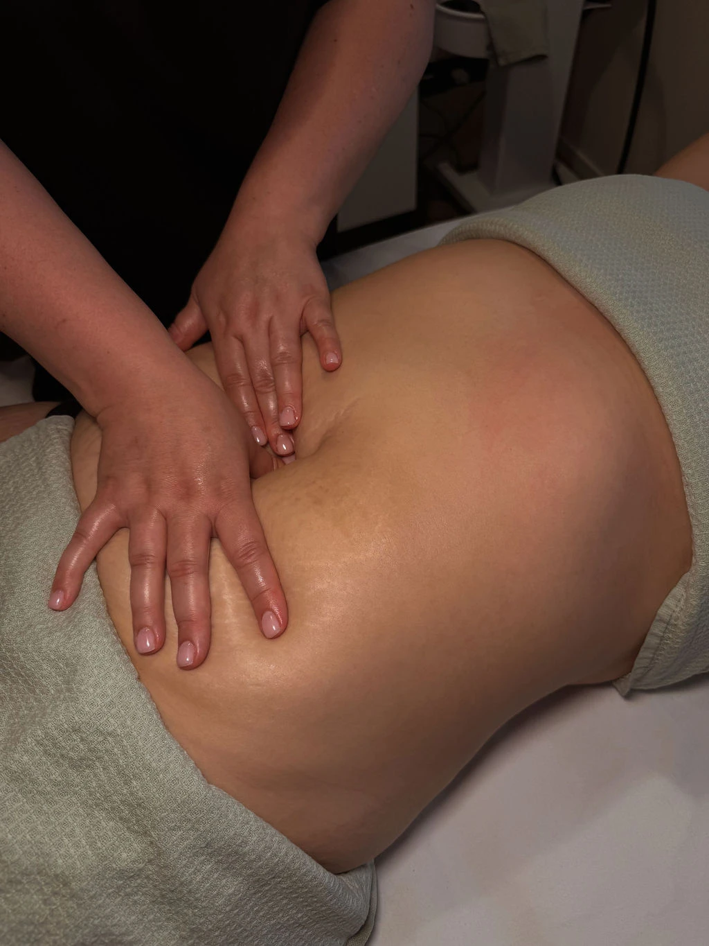Brazilian lymphatic drainage in Stuttgart: firm, rhythmic strokes on the back