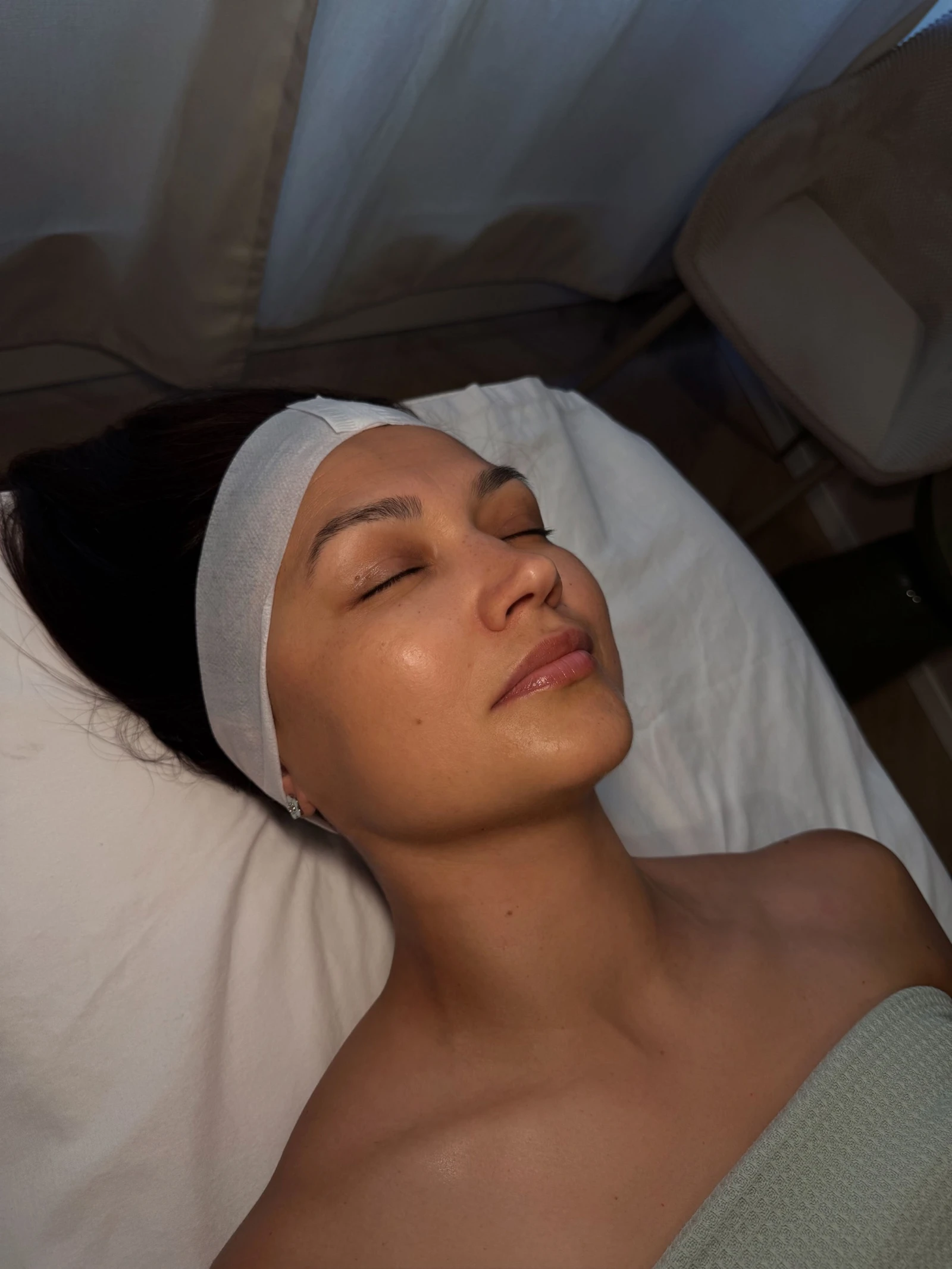 Facial lymphatic drainage in Stuttgart: client relaxing during the treatment