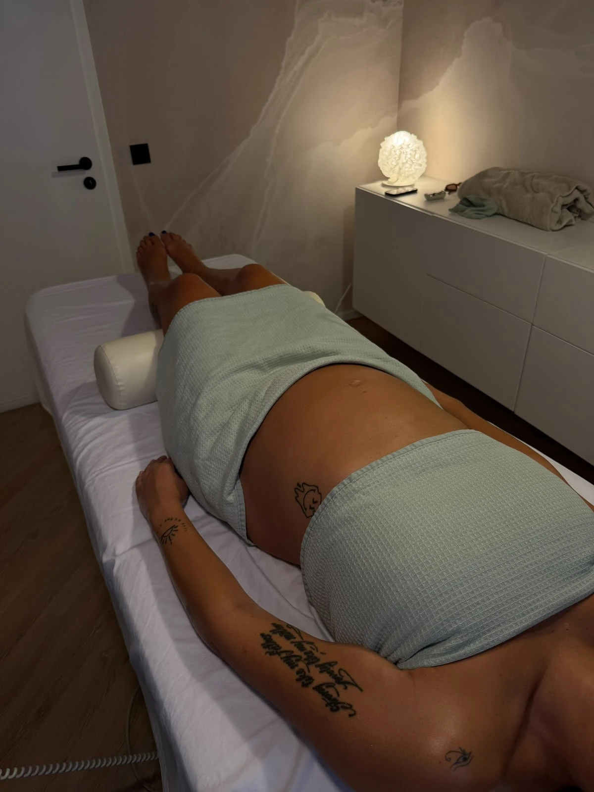 Pregnancy massage in Stuttgart: a mum-to-be lying relaxed on the treatment couch